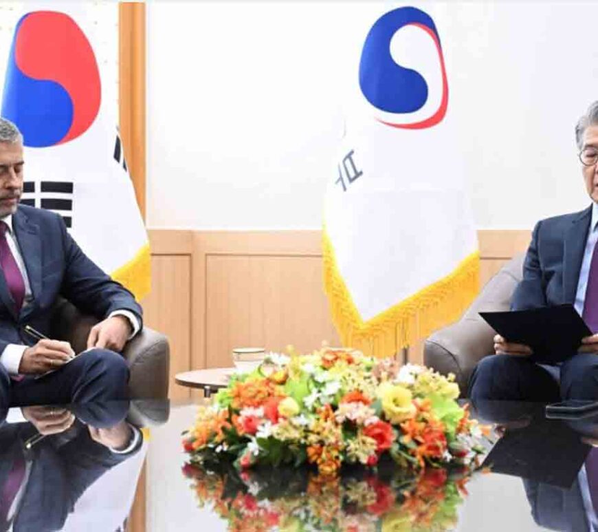 South Korean Foreign Ministry shows South Korean Vice Foreign Minister Kim Hong-kyun (R) speaking to Russian ambassador to South Korea Georgy Zinoviev (L) at the Foreign Ministry in Seoul.