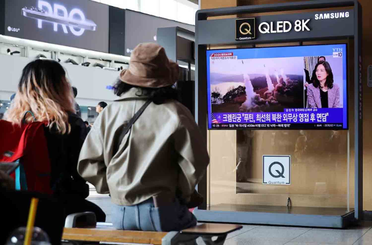 People watch a TV broadcasting a news report on North Korea firing missiles that flew 400 km after lifting off at around 7:30 a.m. from Sariwon, just south of the capital Pyongyang, at a railway station in Seoul, South Korea, November 5, 2024.