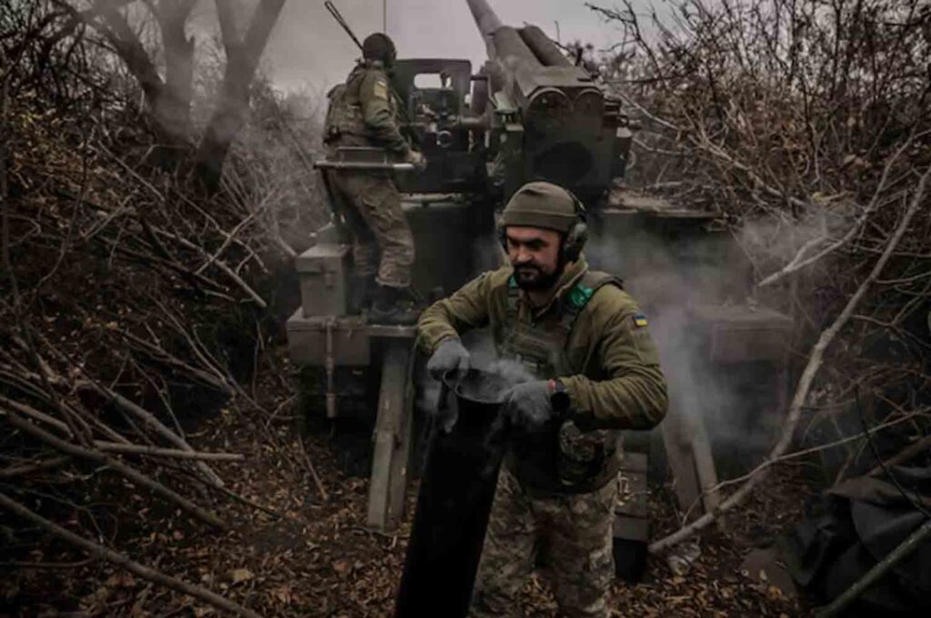 A serviceman of 24th Mechanized brigade named after King Danylo of the Ukrainian Armed Forces fires a 2s5 "Hyacinth-s" self-propelled howitzer towards Russian troops at a front line, amid Russia's attack on Ukraine, near the town of Chasiv Yar in Donetsk region, Ukraine.