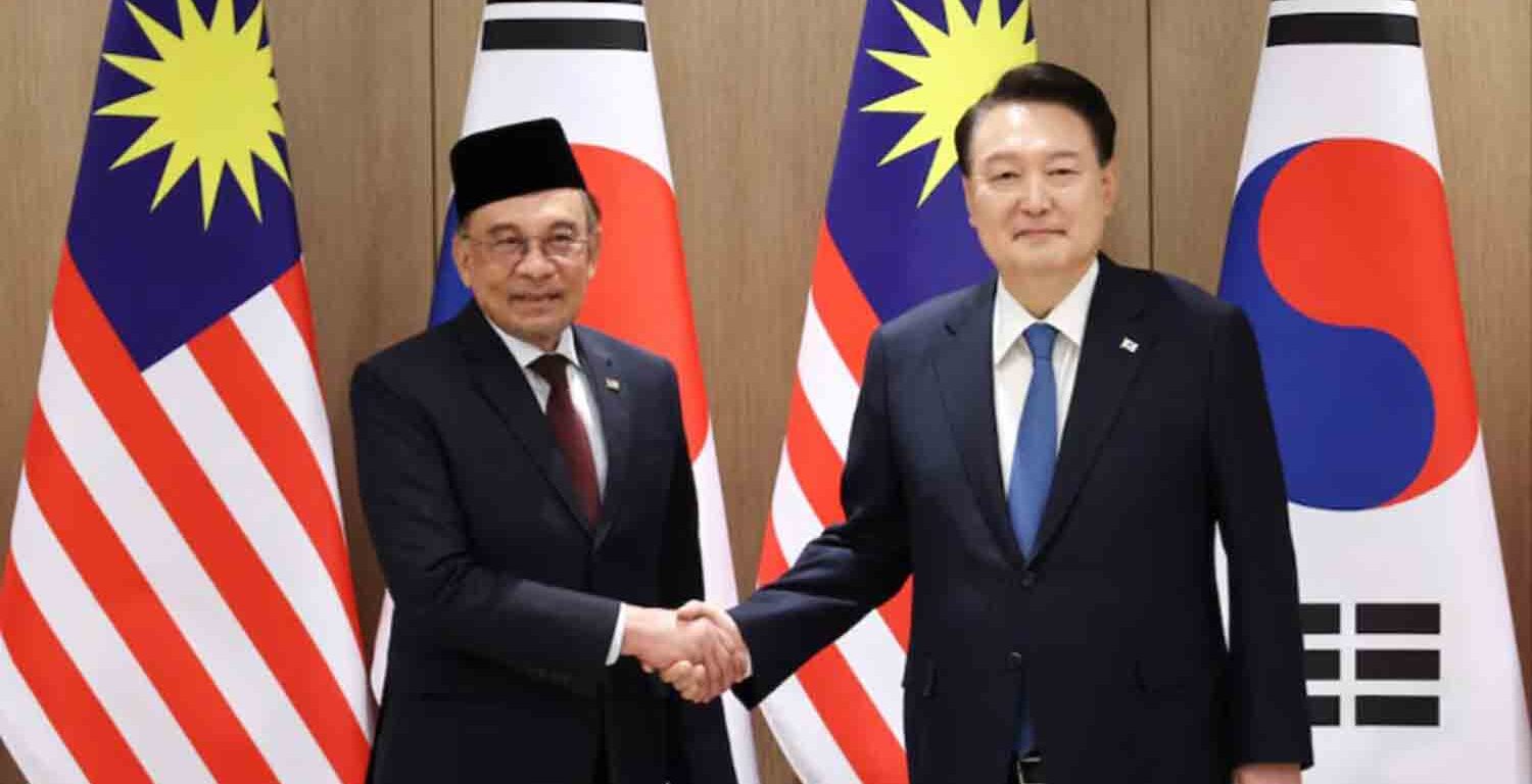 South Korean President Yoon Suk Yeol and Malaysian Prime Minister Anwar Ibrahim pose for photographs during their meeting at the Presidential Office in Seoul, South Korea.