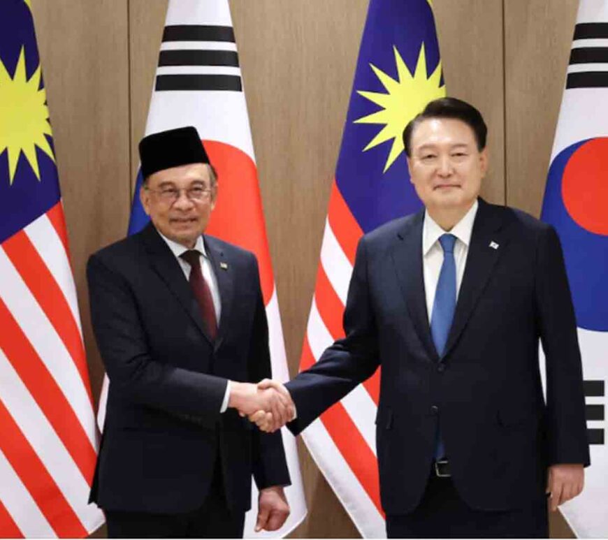 South Korean President Yoon Suk Yeol and Malaysian Prime Minister Anwar Ibrahim pose for photographs during their meeting at the Presidential Office in Seoul, South Korea.