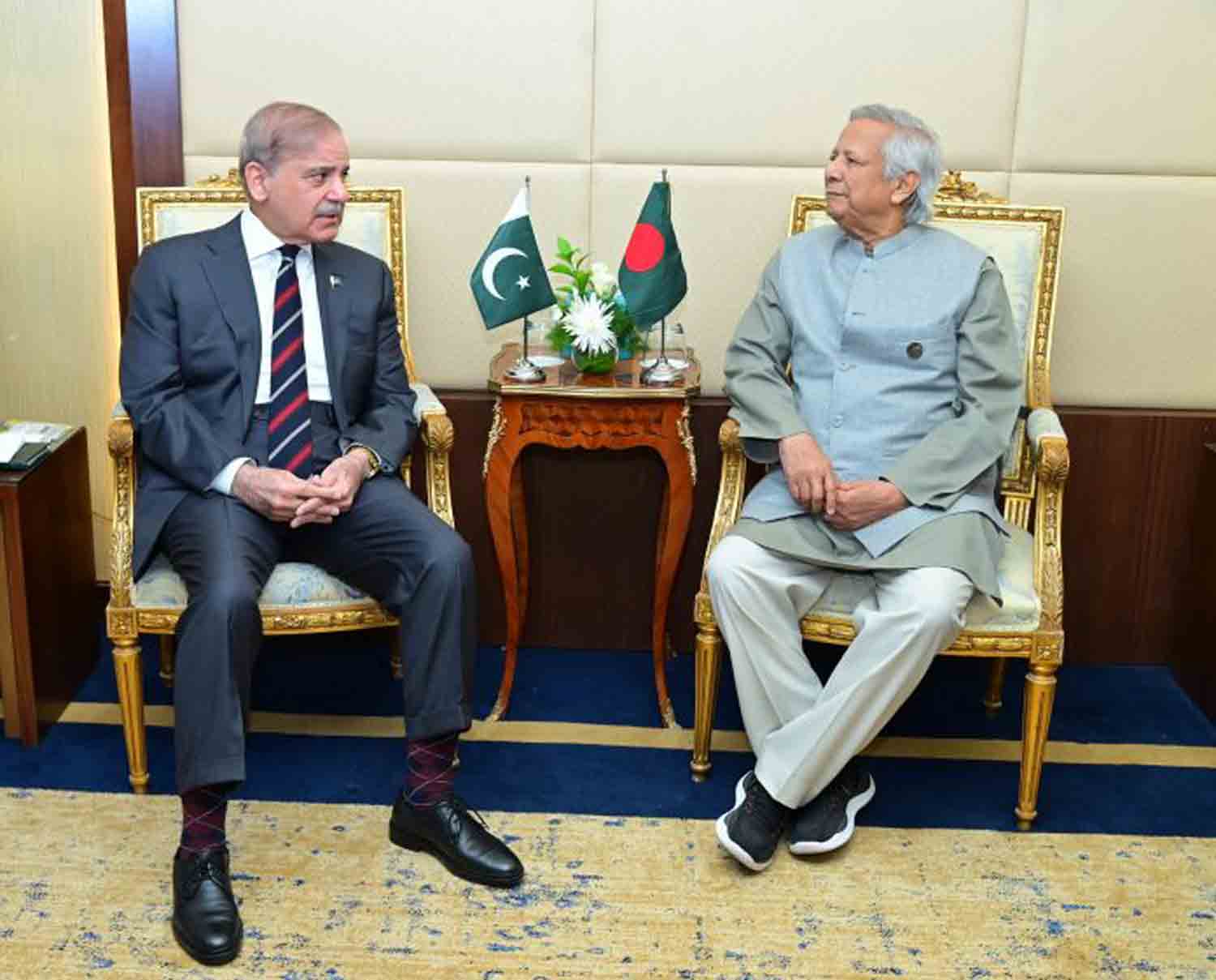 Shehbaz Sharif meets with Bangladesh Chief Advisor Dr. Yunus to discuss enhancing economic cooperation