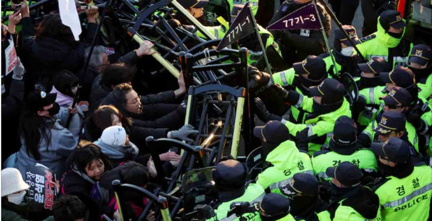 Anti-Yoon protesters clash with police officers as they march towards impeached South Korean President Yoon Suk Yeol's official residence, after investigators were unable to execute an arrest warrant on Friday for Yoon according to the Corruption Investigation Office for High-ranking Officials, in Seoul, South Korea.