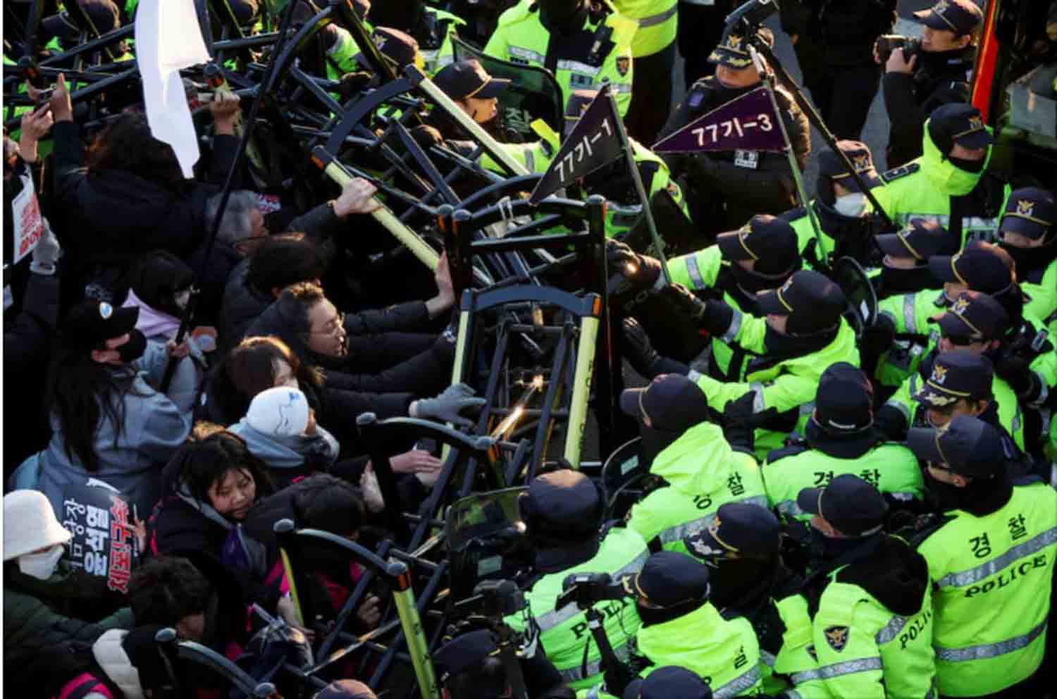 Anti-Yoon-protesters-clash-with-police-officers-as-they-march-towards-impeached-South-Korean-President-Yoon-Suk-Yeol's-official-residence Anti-Yoon protesters clash with police officers as they march towards impeached South Korean President Yoon Suk Yeol's official residence, after investigators were unable to execute an arrest warrant on Friday for Yoon according to the Corruption Investigation Office for High-ranking Officials, in Seoul, South Korea.