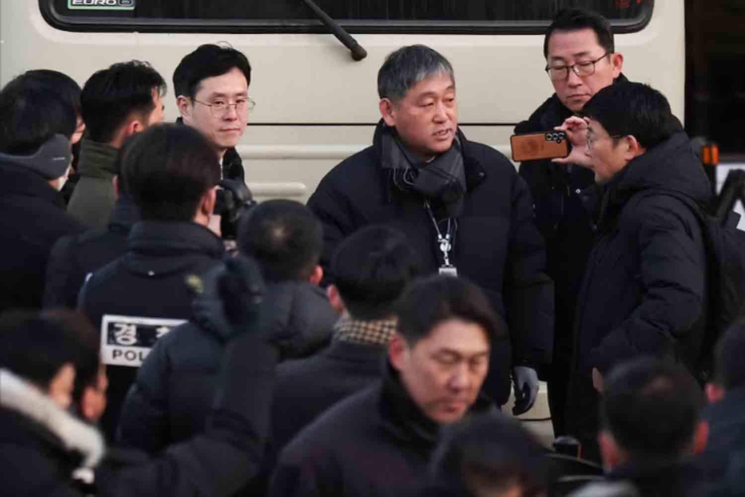 South Korean authorities attempt to arrest impeached President Yoon by entering his residence