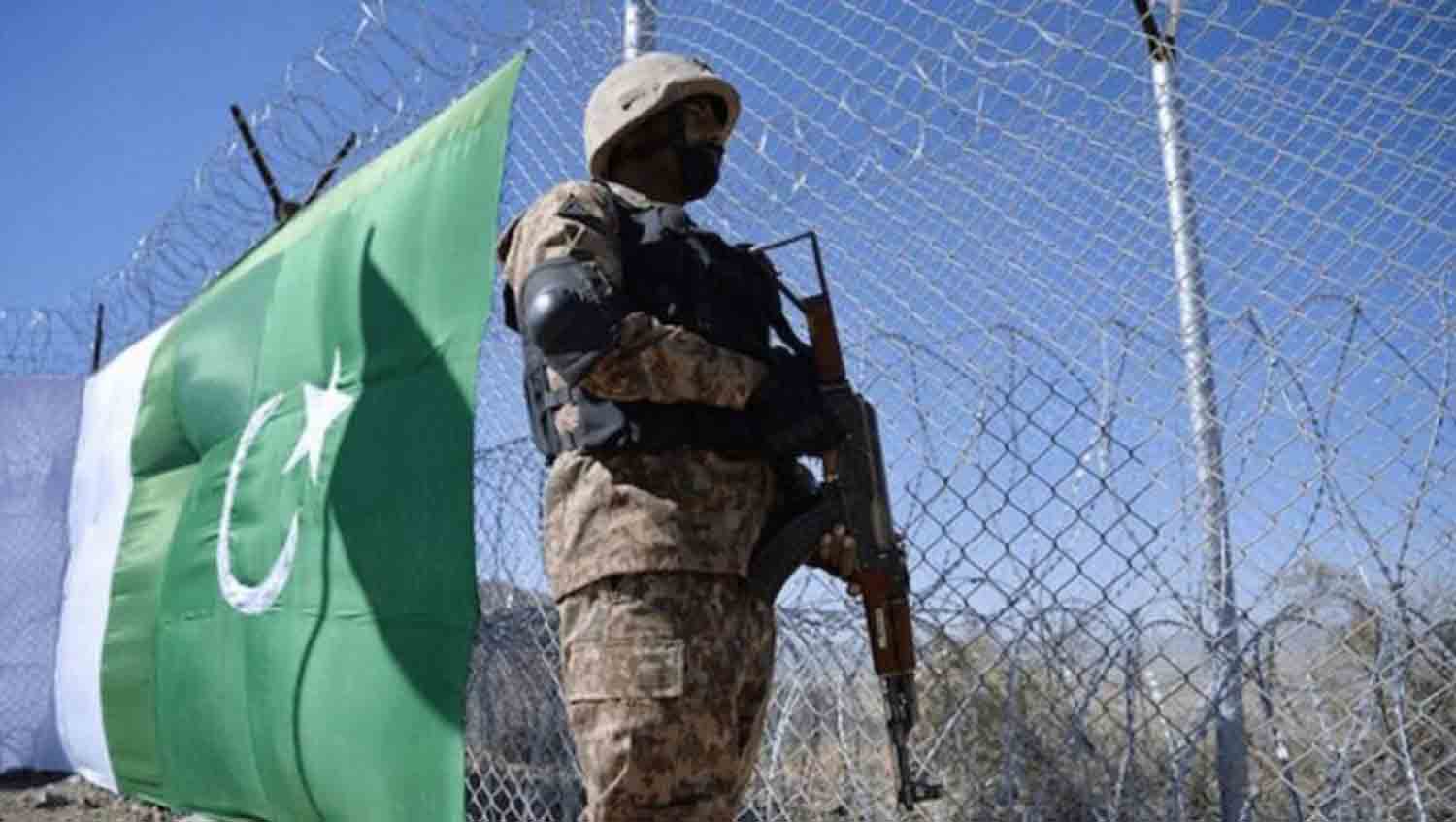 Pakistan-soldier-at-Afghan-border