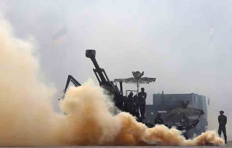 Indian-Army-soldiers-participate-in-a-mock-drill-exercise-during-the-Army-Day-parade-in-New-Delhi,-India Indian Army soldiers participate in a mock drill exercise during the Army Day parade in New Delhi, India.