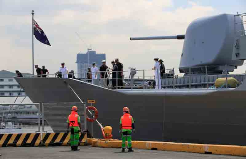 Royal-New-Zealand-Navy Crew members of the Royal New Zealand Navy frigate HMNZS Te Kaha (F77) prepare to dock upon arrival at the South Harbor, for a four-day goodwill visit in metro Manila, Philippines.