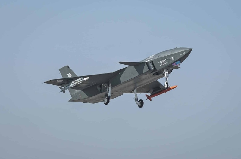 Bayraktar KIZILELMA unmanned fighter jet armed with GÖKDOĞAN air-to-air missile