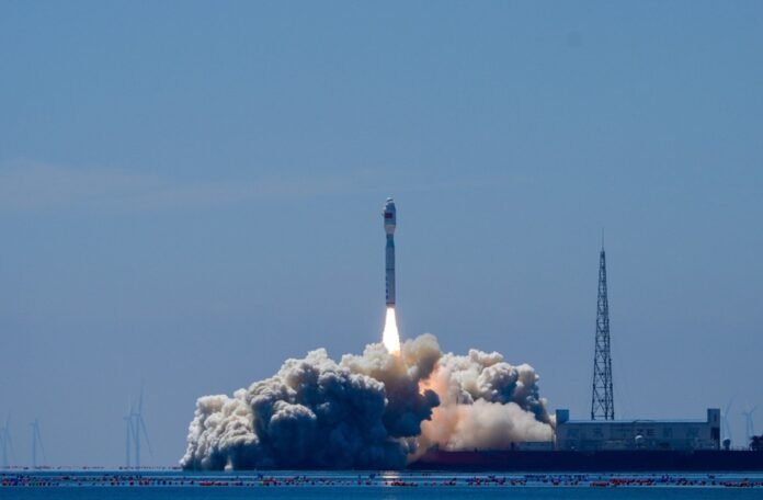 A Smart Dragon 3 carrier rocket, carrying Oriental Smart Eye hyperspectral satellites 01 and 02, blasts off from the sea near the city of Haiyang, East China's Shandong province, Aug 5, 2026.
