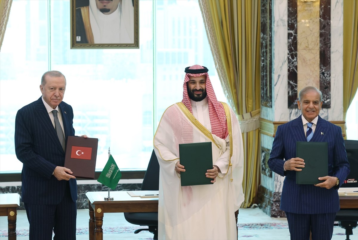 Turkey, Saudi Arabia, and Pakistan signed a trilateral defense agreement in Mecca. Erdogan, Mohammed bin Salman, and Shehbaz Sharif attended.