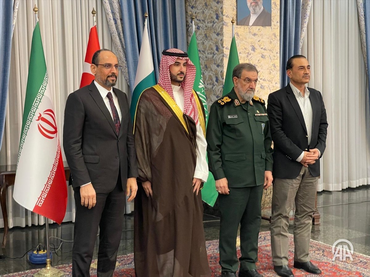 A group photo in Tehran featuring the heads of delegations from three member states of the Makkah-based defense alliance—the head of Turkish intelligence, Saudi Deputy Defense Minister Prince Khalid bin Salman, and Pakistan’s Army Chief General Asim Munir—alongside Mohsen Rezaei, Secretary of Iran’s Supreme National Security Council.
